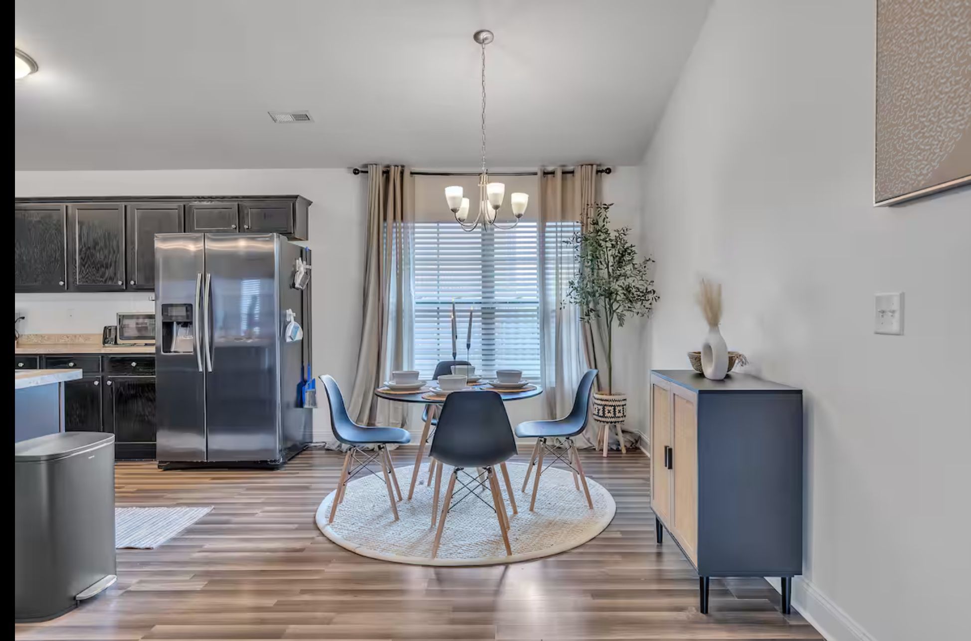 Dining Room Table & Chairs