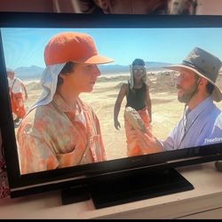 SONY 52” LCD DIGITAL COLOR TV w/Remote
