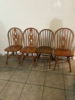 Cuatro Sillas Seminuevas De Madera En 35 Dolares Por Las Cuatro Sillas 