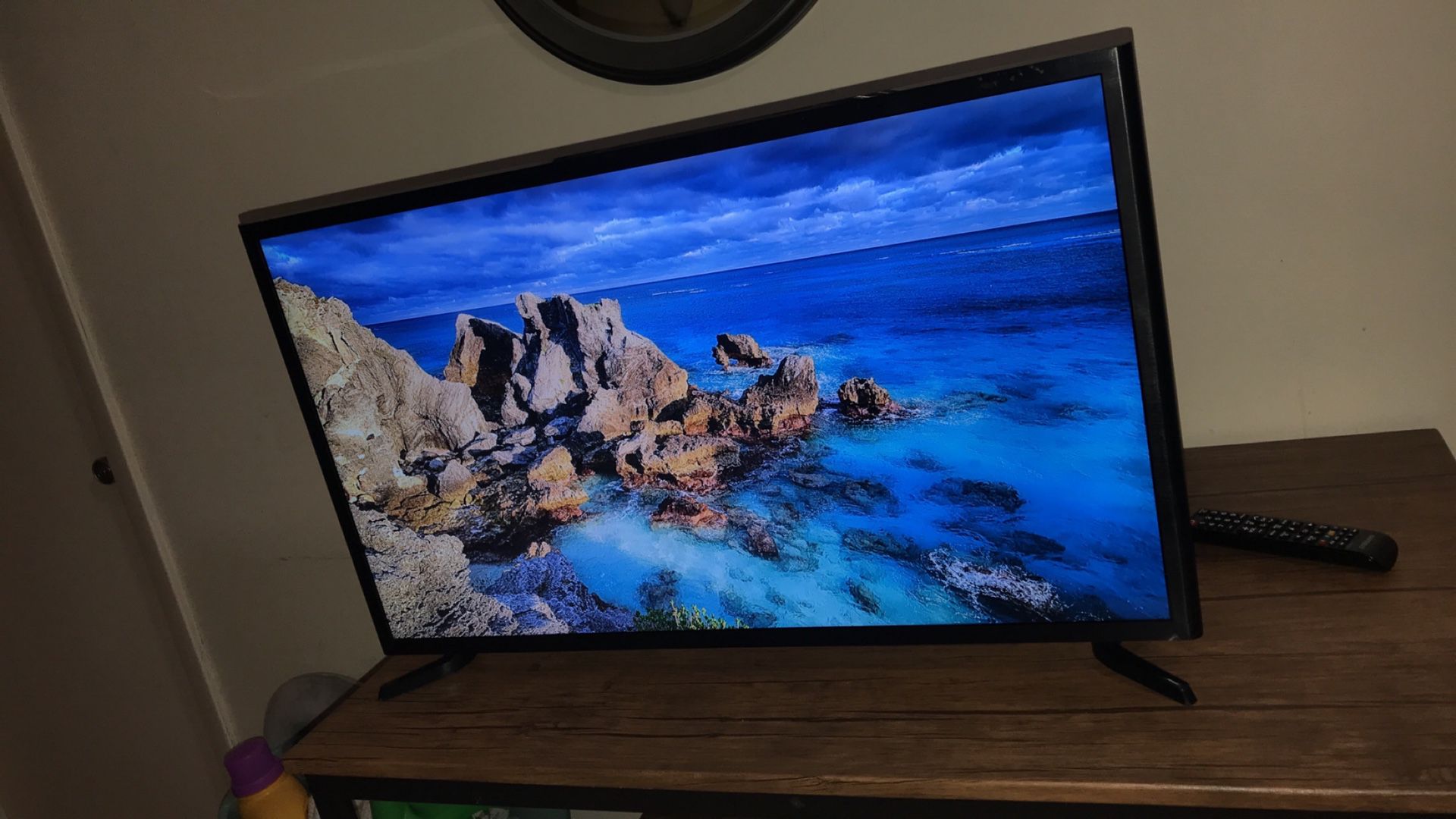 32” Samsung Tv And Chromecast Included Comes With Remote 