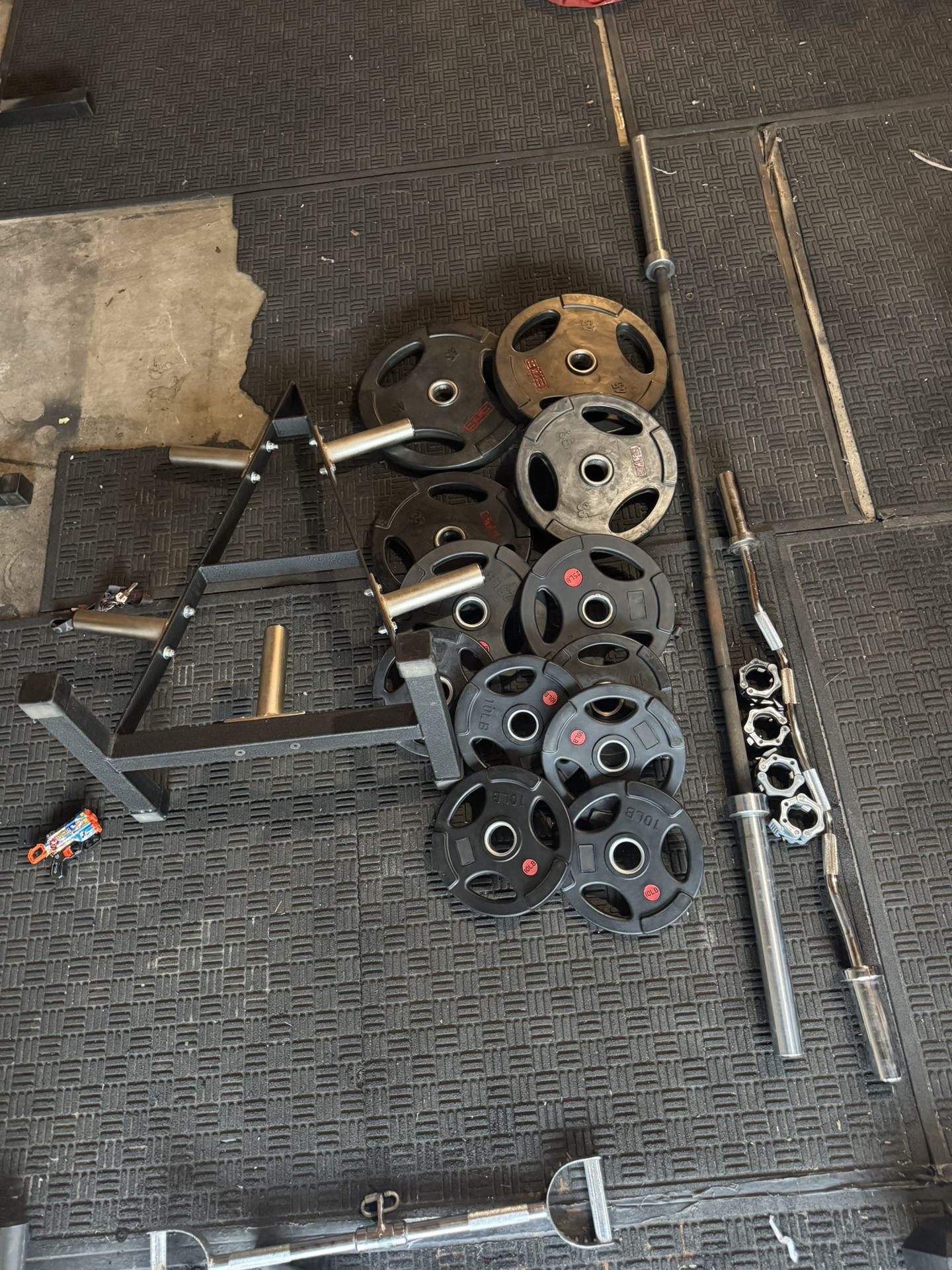 Rubber coated Olympic weights 270lbs total plus 7ft 45lbs bar and curl bar and weights
