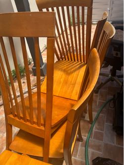 9 sillas de madera x 50$