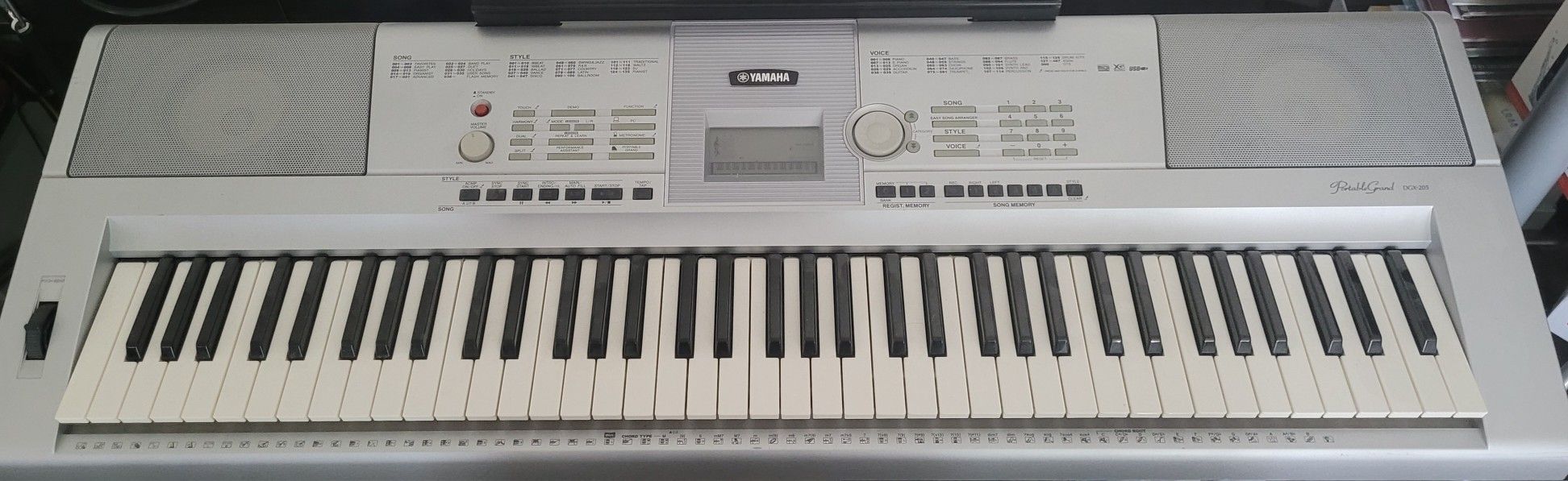 YAMAHA  PORTABLE GRAND DGX-205
