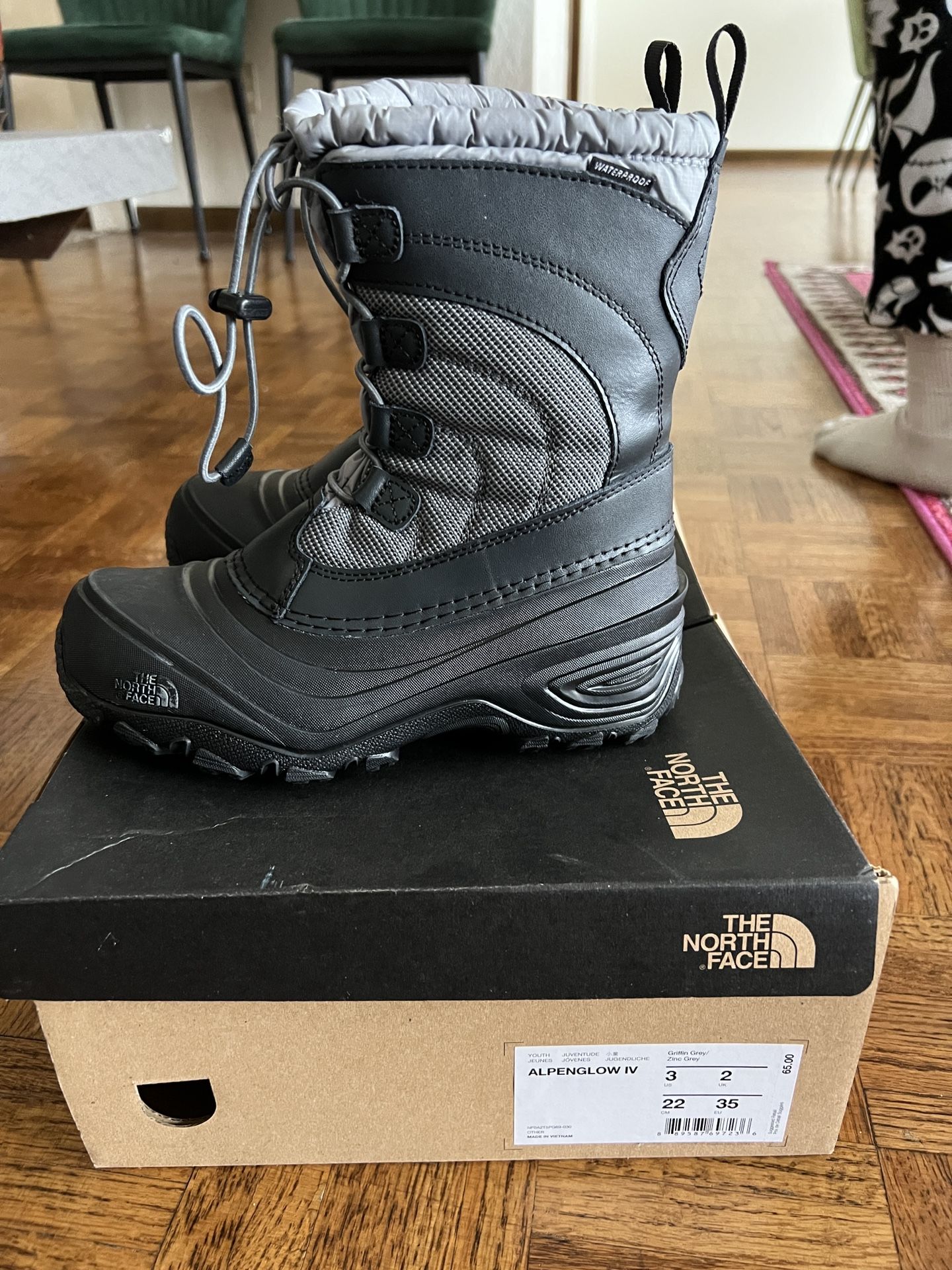 New North Face kids snow boots size 3
