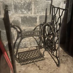 1930s Cast iron Singer treadle base / stand