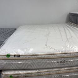 KING SIZE SAATVA CLASSIC MATTRESS & BOX SPRINGS BED SET