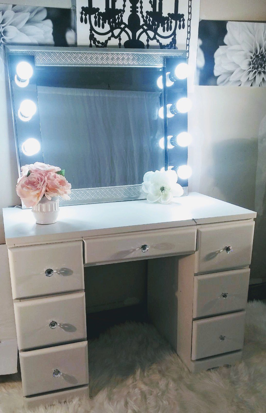 Beautiful White Vanity Desk with Lighted Hollywood MIRROR