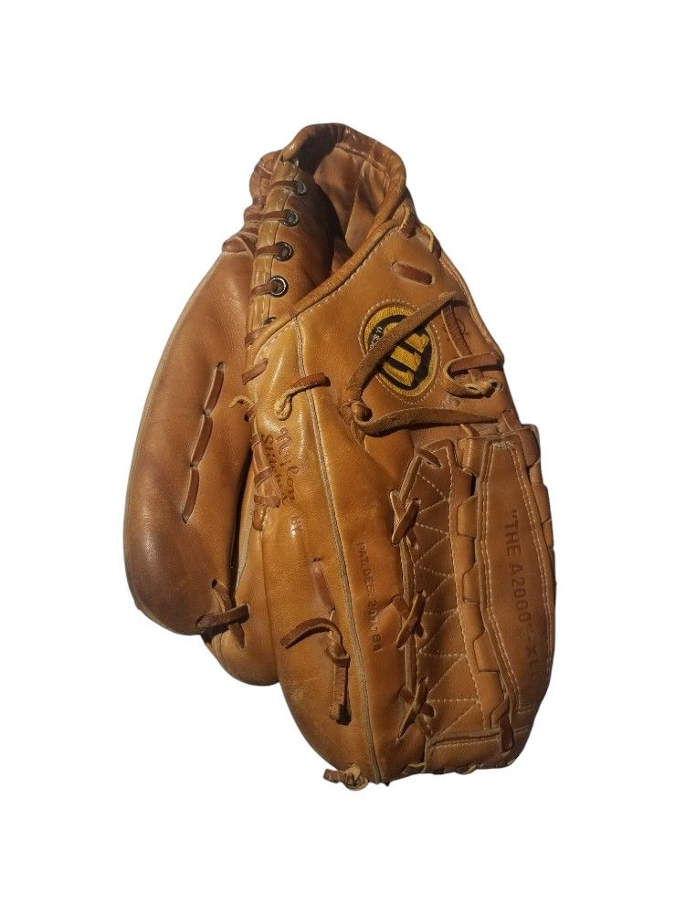 Wilson A2000 right hand thrower vintage baseball glove XLC . Made in USA.