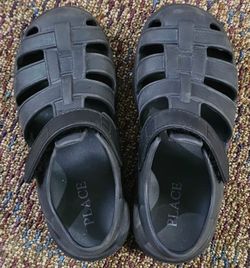The Children's Place Boys Black Water Sandals / Closed-Toe Clogs - Size 13