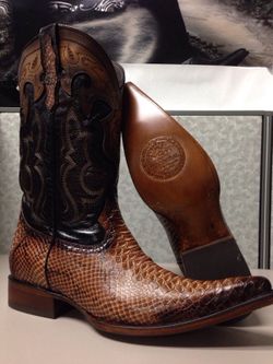 Bota vaquera grabada