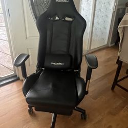 Gaming chair with extendable leg rest