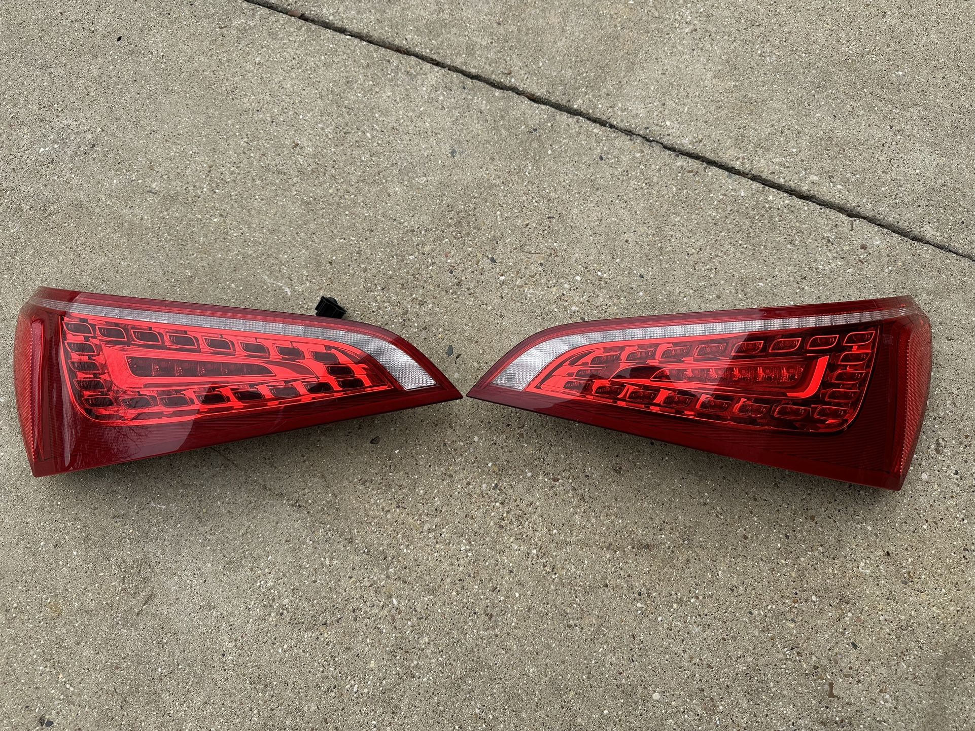 Audi Q5 Driver Passenger LED Tail Gate Light Lamp Set Genuine OEM.