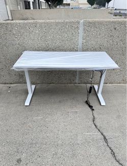 Height adjustable standing desk