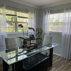 Dinning Table With 4 Chairs 