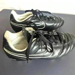 Nike TIEMPO LEGEND III SOCCER BOOT CLEATS - size 11.5 kids great  condition