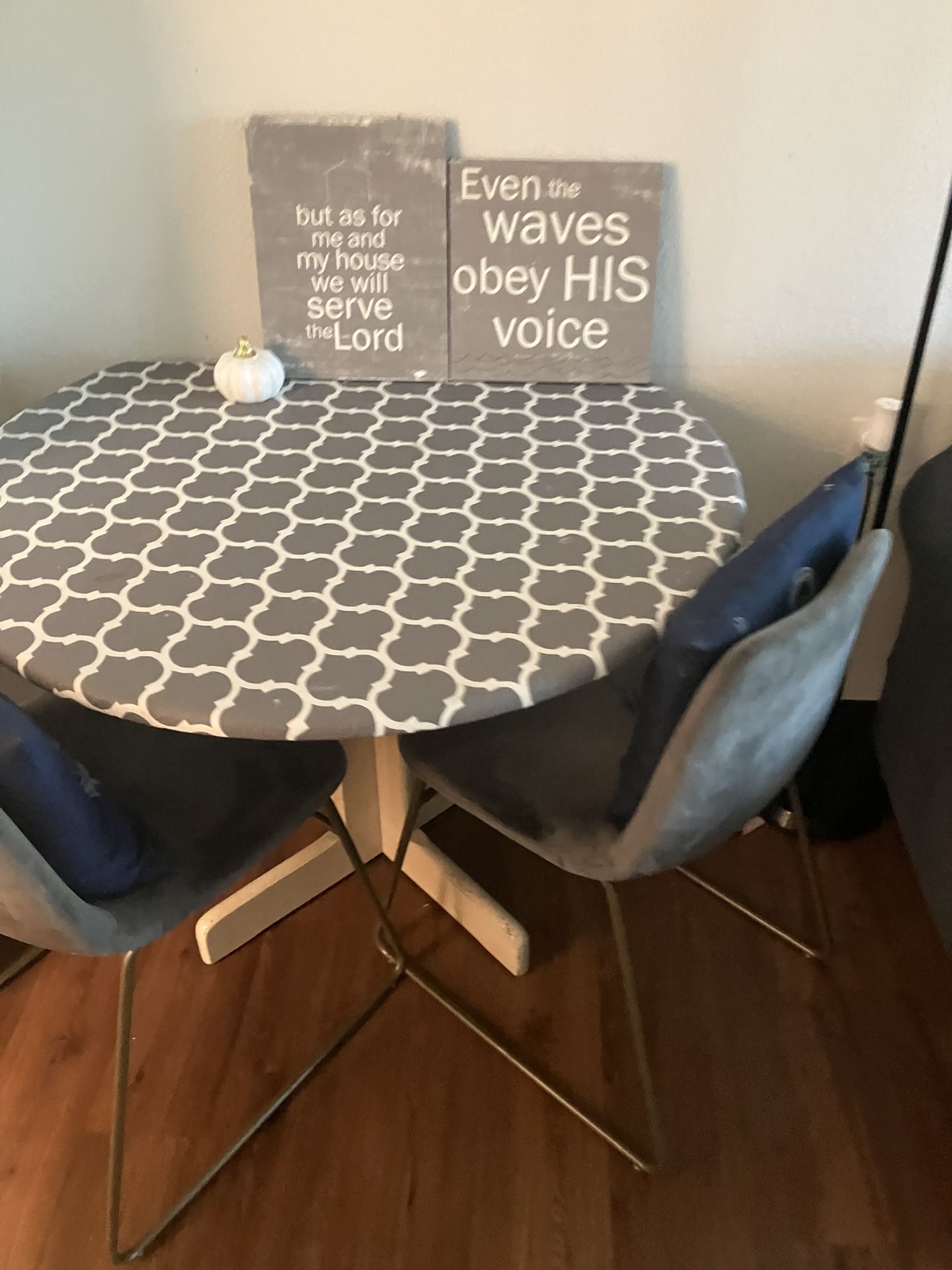 Dining table and two chair chairs