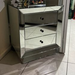 One Mirror Night Stand 