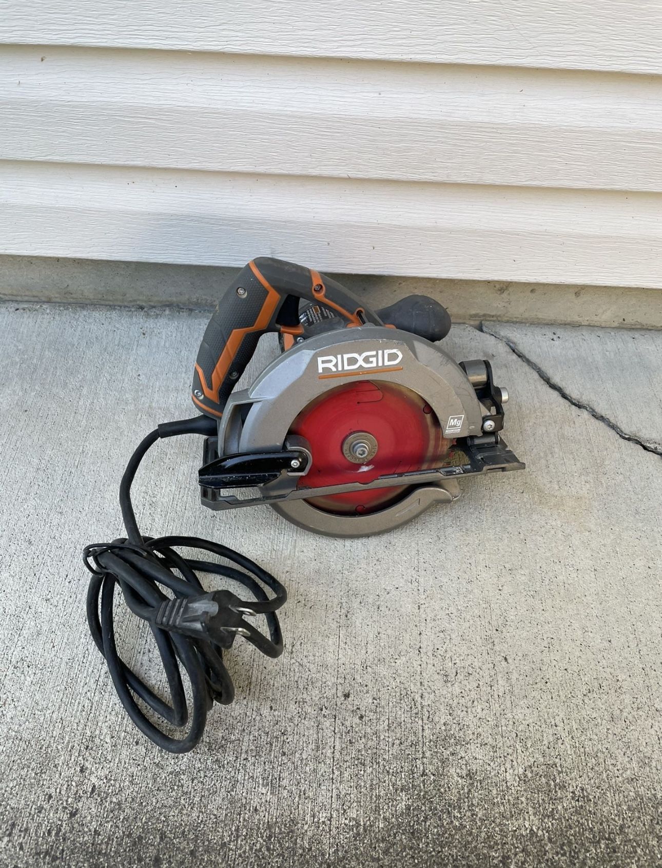 RIDGID 12 Amp Corded 6-1/2 Magnesium Compact Framing Circular Saw R3204