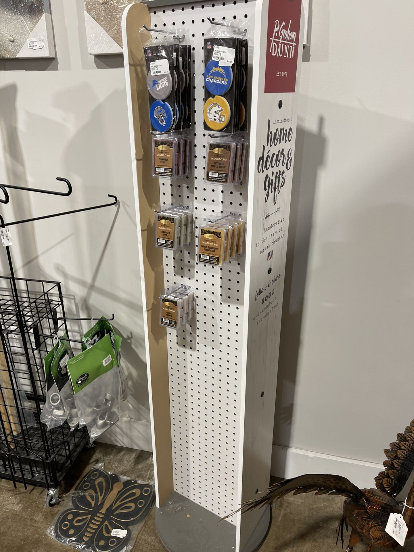 LAST ONE!!! LIKE NEW!!! SPINNING FLOOR DISPLAY!!! GREAt FOR A STORE OR CRAFT SHOWS!!! WhAT A DEAL!!!