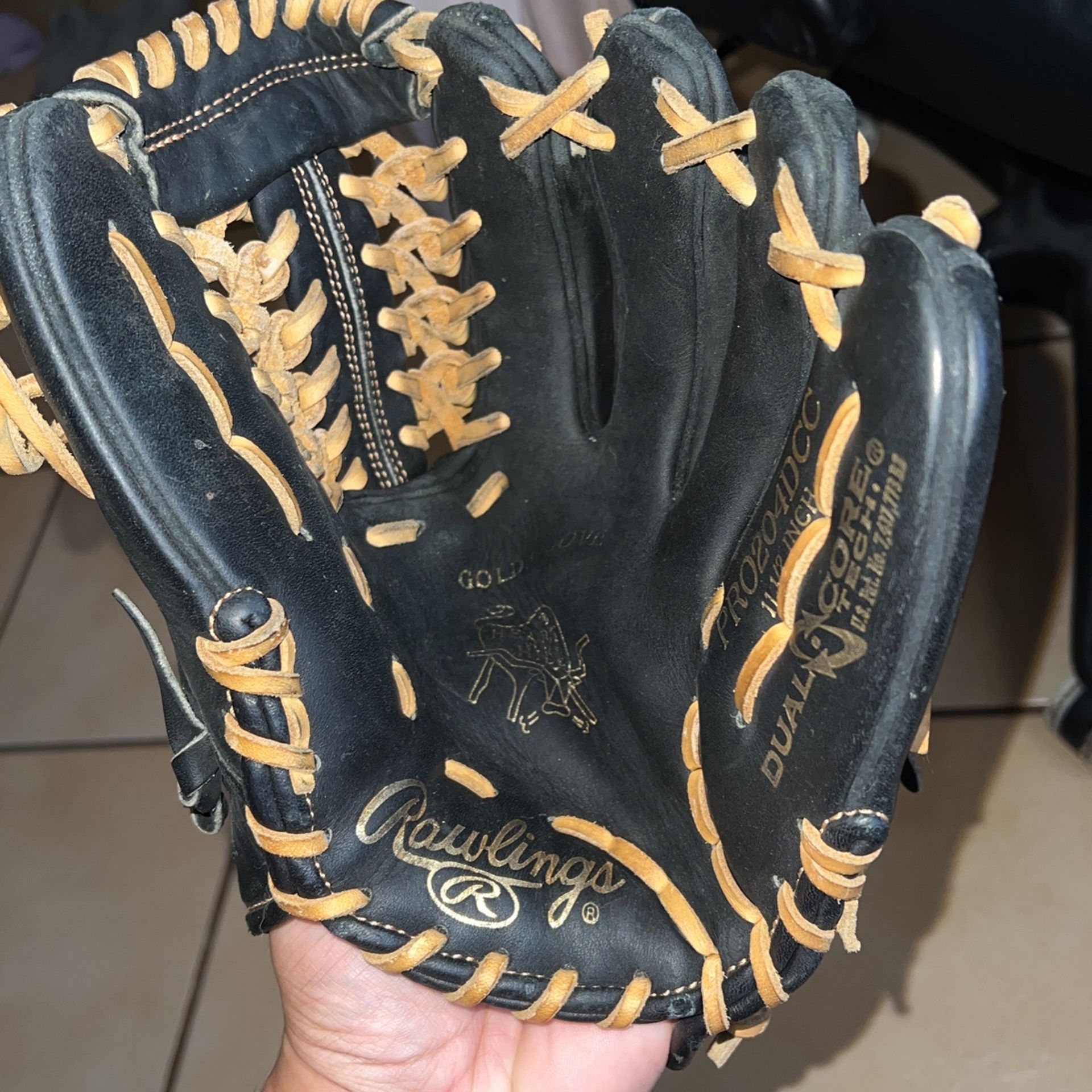 RAWLINGS HEART OF THE HIDE GOLD GLOVE