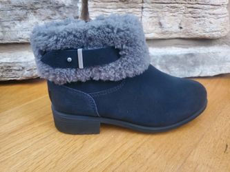 UGG Bodie Cuff Boots Women US Size 7 Shearling Fur Black Color NEWV