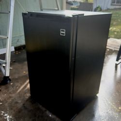 RCA MINI BAR FRIDGE 