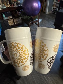 2 mugs 