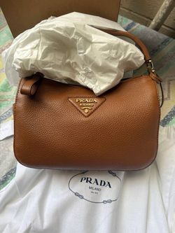 Medium leather shoulder bag
