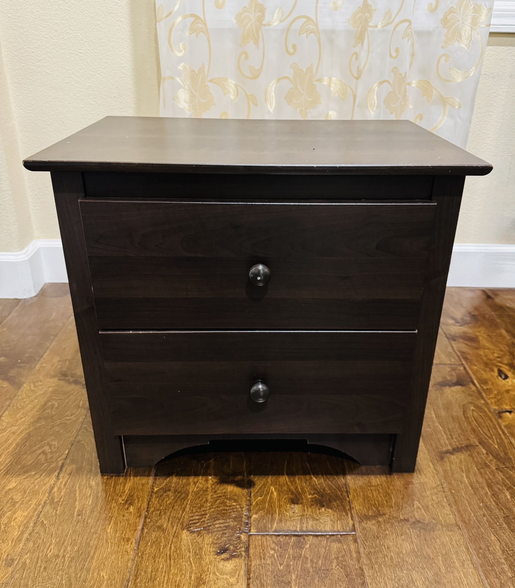 Nightstand Side Table with 2 Drawers in very good shape.