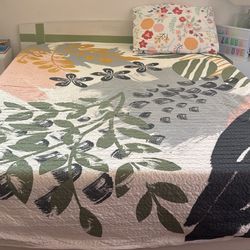 Queen Size Bed With Lots Of Storage 