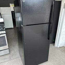 GE Refrigerator ( 1 Month Warranty)