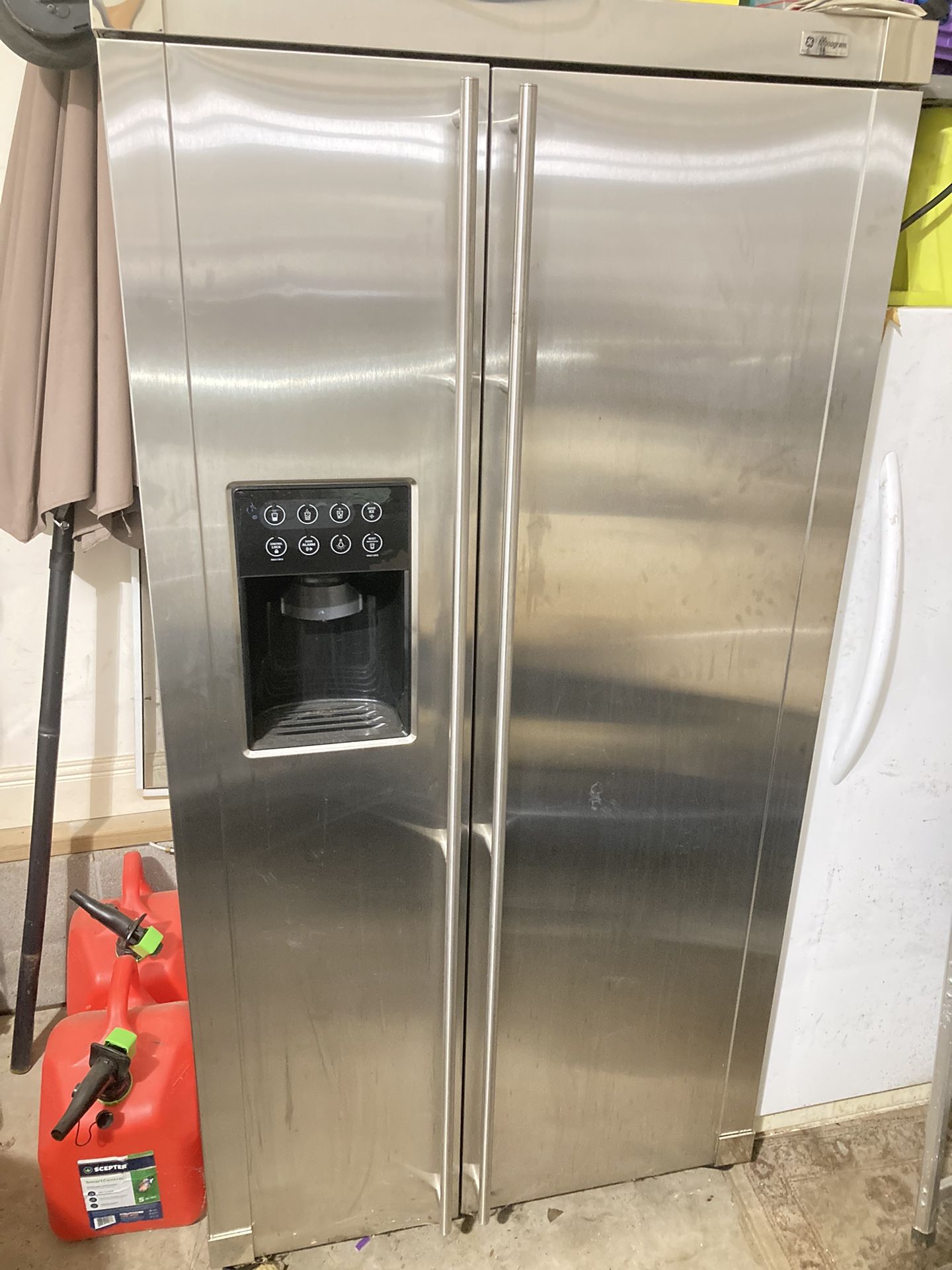 GE Side-by-Side Refridgerator / Freezer