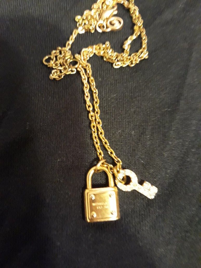 Micheal Kors Neck Rose gold With Lock Sparking She Will Love It