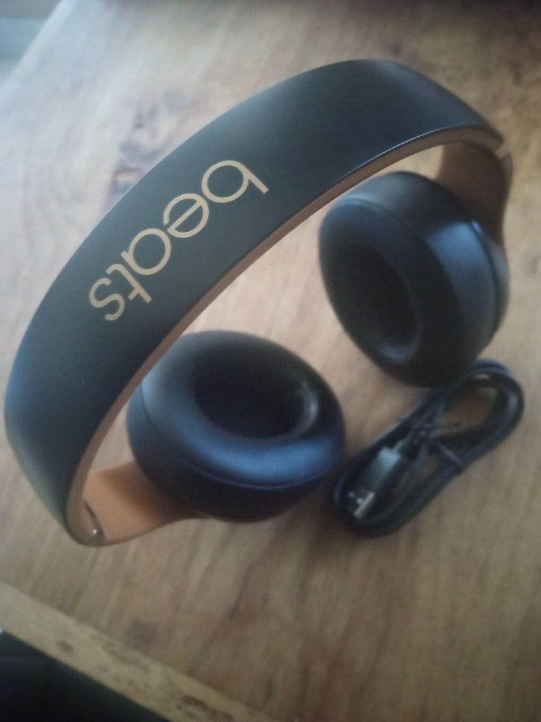 BEATS STUDIO3 HEADPHONES WIRELESS BLUETOOTH STEREOS NOISE CANCELLING like new