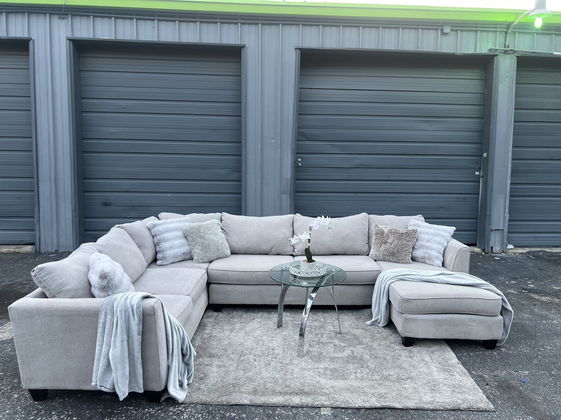 Sectional/Couch/Sofa,Light grey,3 Piece, 95x140,65,Pickup Tampa, Delivery Available 