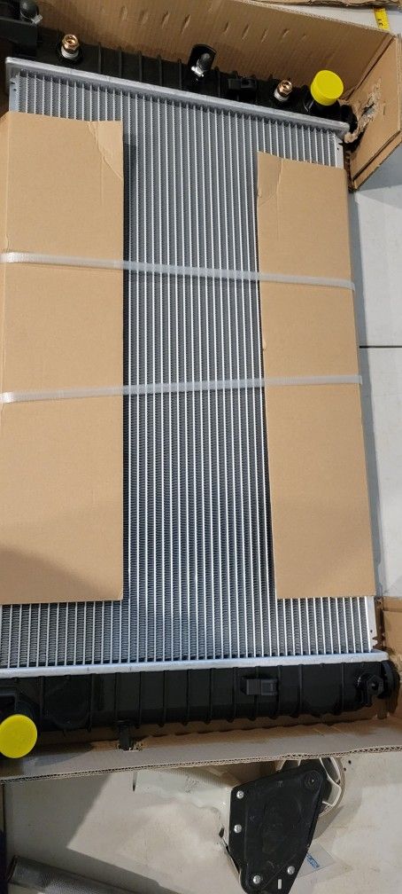 99-13 Tahoe GMC Sierra Yukon Radiator