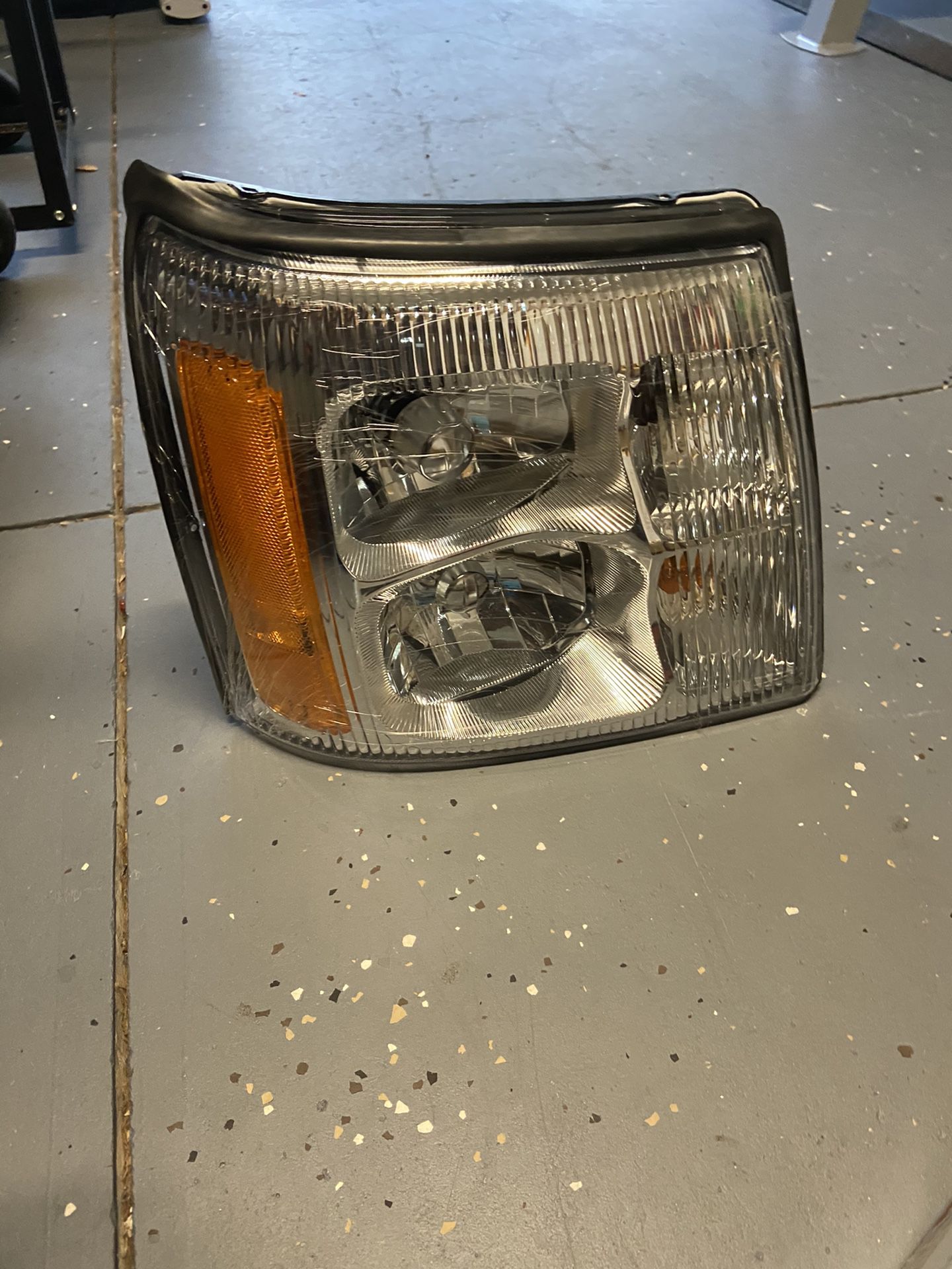 2004 Cadillac Escalade - Headlight - Passenger Side, HID/Xenon, With Bulb(s), With High Beam and Corner/Park Light Bulb