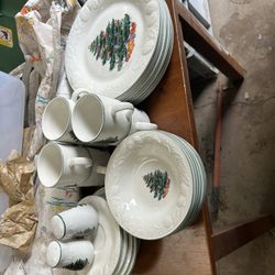 Gibson Christmas  6 Piece Plate Setting And Extra Serving Bowl And Salt And Pepper Shaker Set And Cream And Sugar Set 