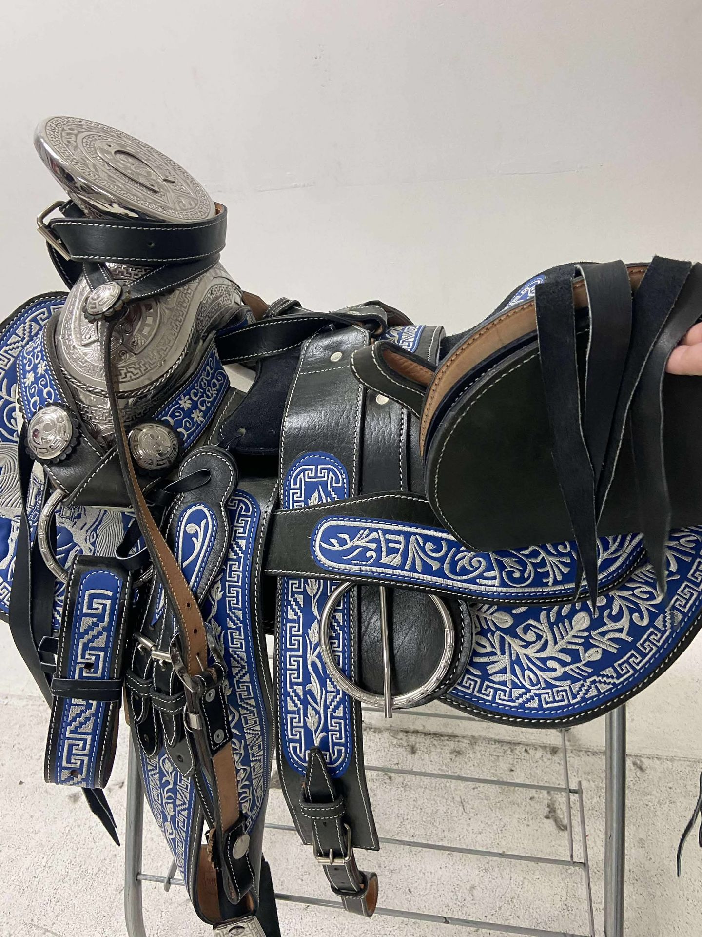 Montura charra súper bordada con Herrage y fuste plateado completo