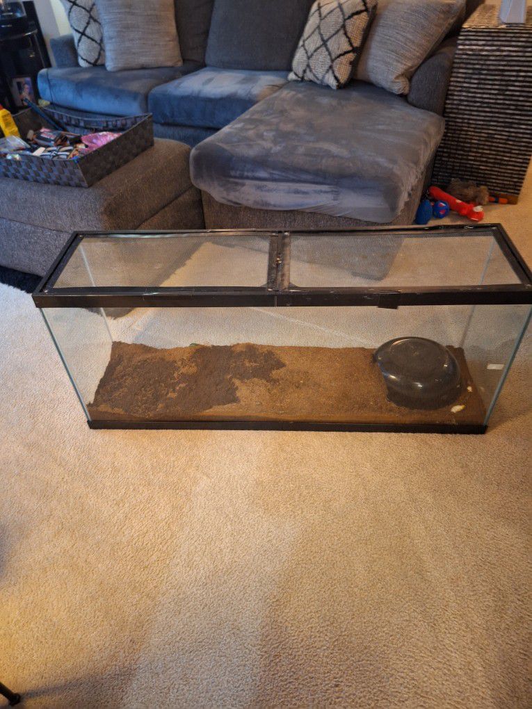 48L X 12W X22 T LARGE REPTILE OR SNAKE ENCLOSURE. 
