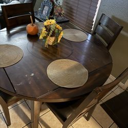 Table With Rotating Center Chairs Included 