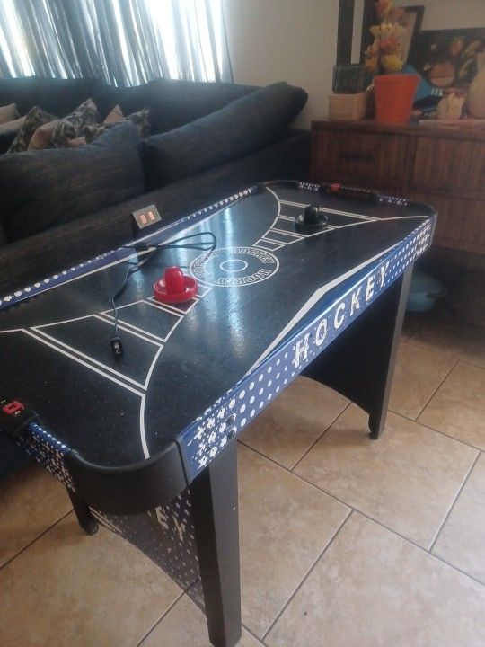 Miniature Air hockey table It works good