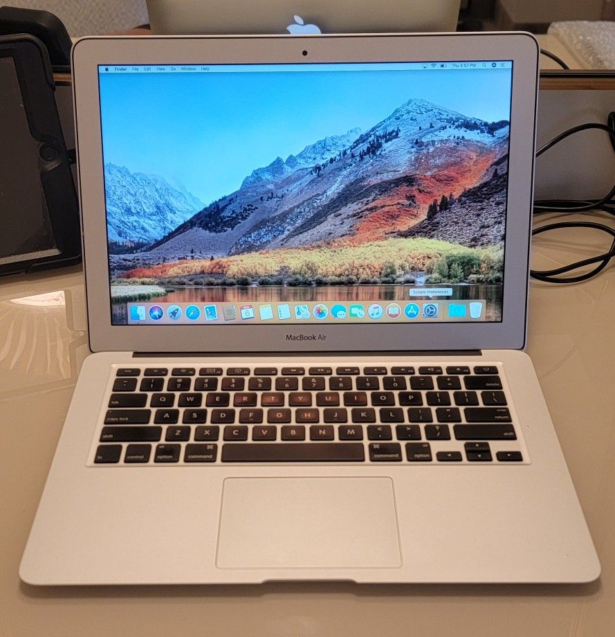 MACBOOK AIR - I5, 4GB RAM, 250GB SSD