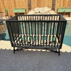 Baby Crib/Toddler Bed