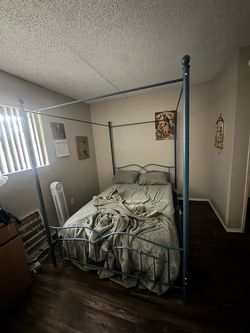Queen canopy bed