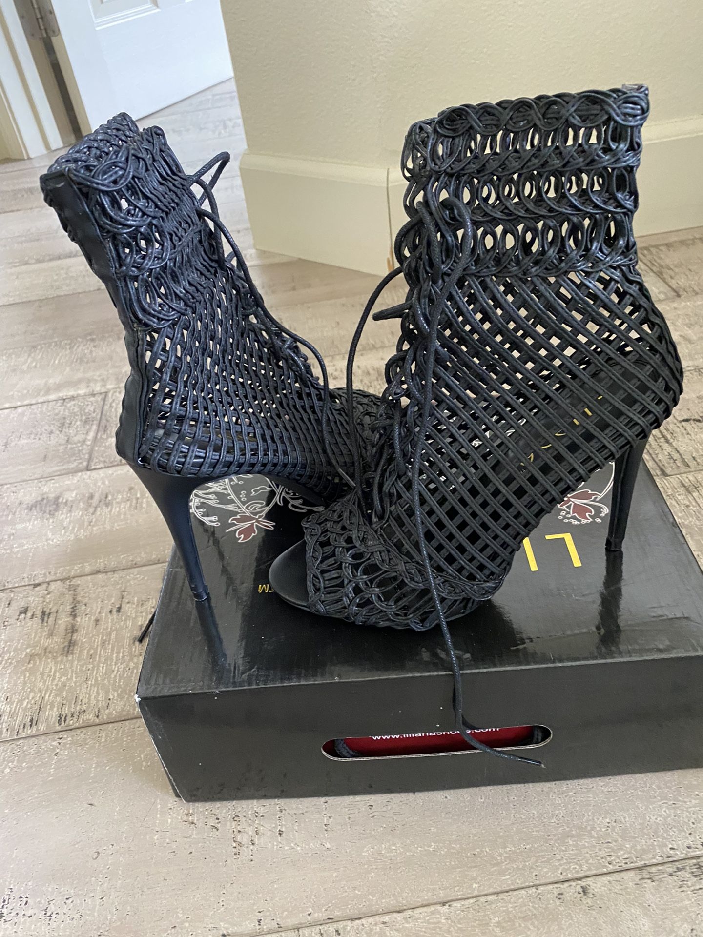 Liliana Black Booties Size 7.5