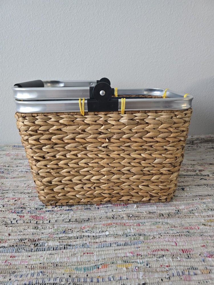 PICNIC BASKET LINED N INSULATED