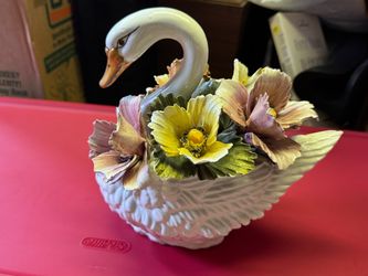 Authentic Vintage Capodimonte-style porcelain swan centerpiece, typically handcrafted in Italy.
