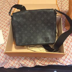 Cross Body Louis Vuitton Messenger Bag 