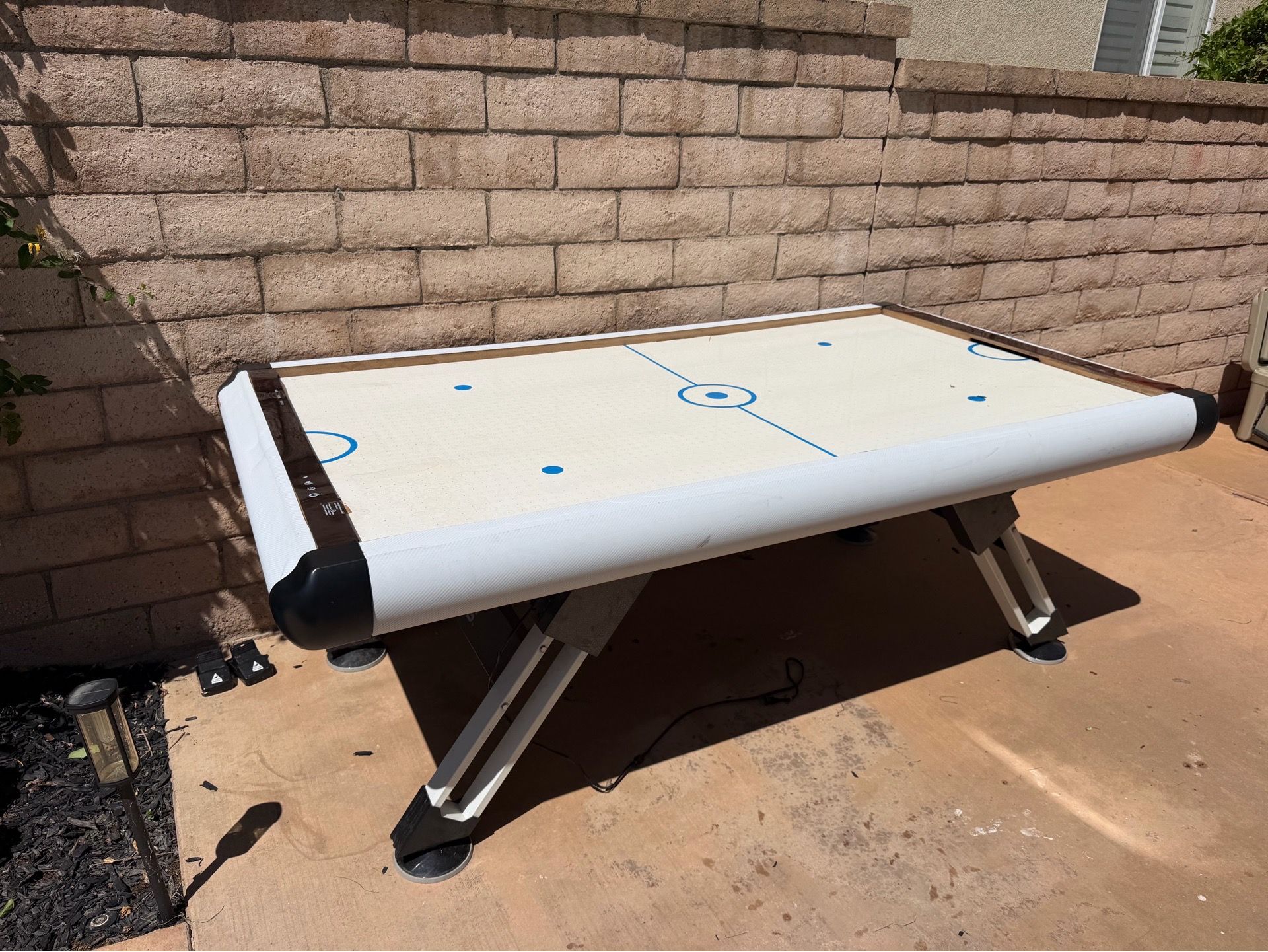 Air hockey table